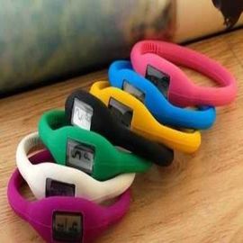 Montre saine de bracelet de silicone, montre-bracelet de sport de la mode des femmes imperméables