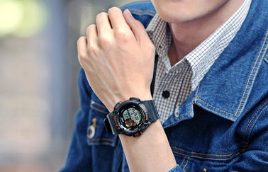 Montre de Digital multifonctionnelle d'écran d'affichage à cristaux liquides de noir de mode de garçons avec le contre-jour d'EL