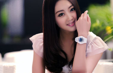 Les ABS blancs de montre de Digital de dames élégantes affaire 12/24 heures de montres-bracelet
