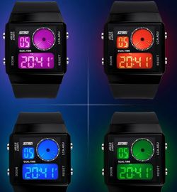 Courroie en plastique de montre de Mutifunction Digital de deux sports de fuseau horaire avec 5 contre-jours de couleurs