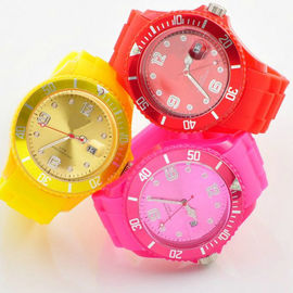 La montre faite sur commande colorée de bracelet de silicone le bracelet a gravé/montre en refief de silicone