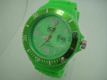 La montre faite sur commande colorée de bracelet de silicone le bracelet a gravé/montre en refief de silicone