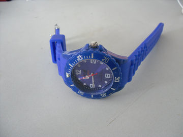 La montre faite sur commande colorée de bracelet de silicone le bracelet a gravé/montre en refief de silicone