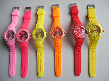 La montre faite sur commande colorée de bracelet de silicone le bracelet a gravé/montre en refief de silicone