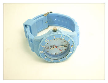 Montre de silicone de poignet de mode