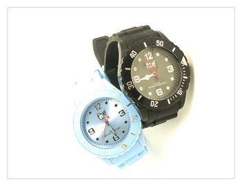 Montre de silicone de poignet de mode