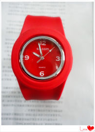 Montre à la mode de sport de silicone de montre de Pat Pat de la vente 2014 chaude