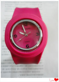 Montre à la mode de sport de silicone de montre de Pat Pat de la vente 2014 chaude