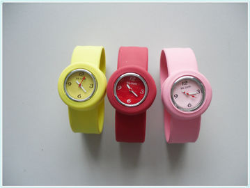 Montre de vente chaude de Pat Pat d'enfants de silicone