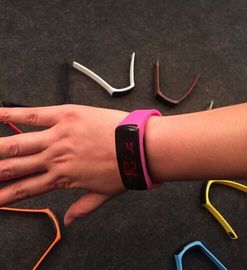 Montre-bracelet du boîtier en plastique LED Digital avec le bracelet de sport de boucle d'aimant