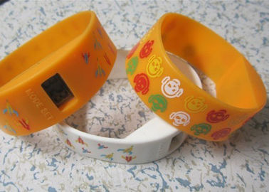 Soie jaune imprimé 2,25 cm largeur montres bracelet de Silicone sport pour des cadeaux publicitaires