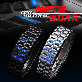 Montre menée bleue samouraï de bracelet de bande métallique de fer fait sur commande de montre pour les hommes