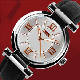 Montres du quartz des femmes de cuir véritable