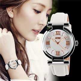 Montres du quartz des femmes de cuir véritable