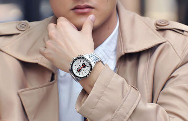 Montre de quartz avec le chronographe