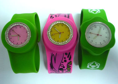 Les montres bracelet OEM quatre impression couleur Rhinestone Slap Silicone pour les jeunes
