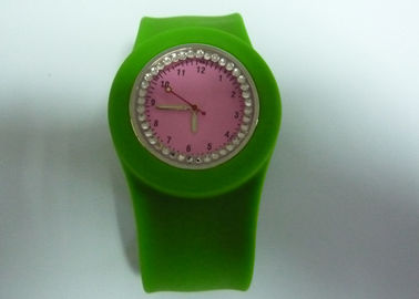 Les montres bracelet OEM quatre impression couleur Rhinestone Slap Silicone pour les jeunes