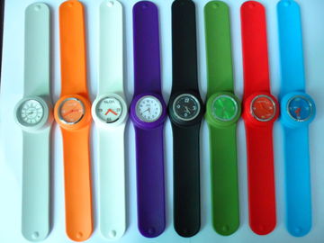 À la mode flexible de montre en caoutchouc de silicone de charme coloré pour des femmes