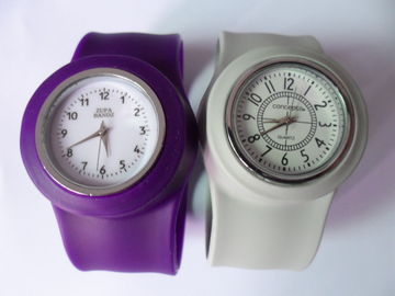 Luxe pourpre de Digital de silicone de montre qui respecte l'environnement de bande pour des enfants