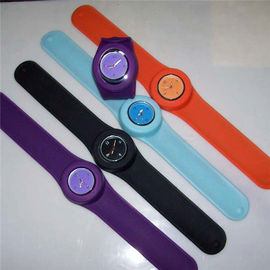 La montre adaptée aux besoins du client de bracelet de silicone à la mode amincissent pour des femmes