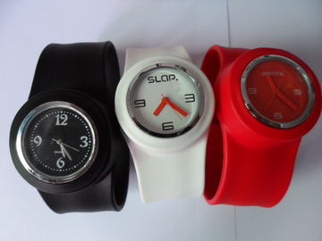 Montre flexible de bracelet de silicone d'enfants, montre légère de claque