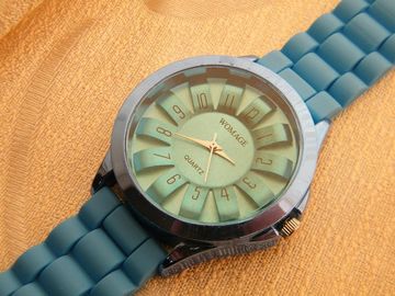 Montres antichoc adultes d'aftichage analogique de montre de silicone de cadran de la marguerite 3D