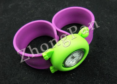 Le bracelet coloré fait sur commande de silicone d'ion de claque de sport de produits écologiques de promo observe imperméable pour des enfants et des adultes